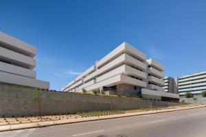 Luxury 3BR Sea Views, Pool, Sauna, Gym