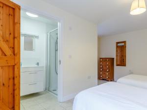 2 Bed in Truro LJASM