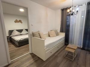 Beautiful 2 bedroom apartment with terrace and garden