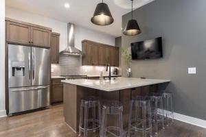 TWO Side by Side Homes - min to Vandy 3min to Bars