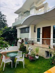 Private & Elegant 3BHK villa, Hillside Hideaway, 10 mins from MH Bus Stand
