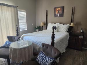 Deluxe Queen Room with Courtyard View room in Wharf Master's Inn