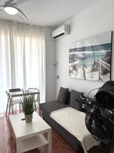 La Manga km 0, pisos estudios - planta baja - 100m de la playa - studio flats - ground floor - 100m from the beach, cada con bicis & tabla SUP, piscina & pádel & tenis & más - each with bikes & SUP board, pool & paddle & tennis & more