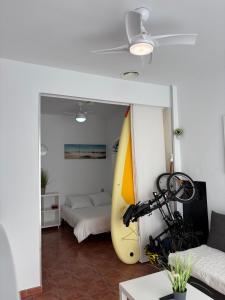 La Manga km 0, pisos estudios - planta baja - 100m de la playa - studio flats - ground floor - 100m from the beach, cada con bicis & tabla SUP, piscina & pádel & tenis & más - each with bikes & SUP board, pool & paddle & tennis & more