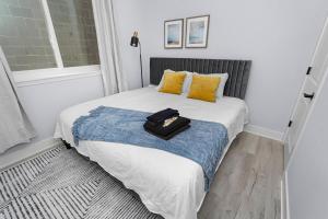 Spacious 3BR Family Oasis Sleeps 8 with Free Parking Near Medical District, Douglas Park and University of Illinois Chicago