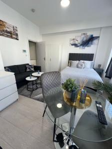 Spacious studio 10 mins to Metro 1 min to the bus