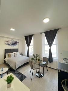 Spacious studio 10 mins to Metro 1 min to the bus