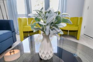 Pilsen Art Center Family Friendly 3BR Retreat with Free Parking Near Medical District, Douglas Park and University Illinois Chicago