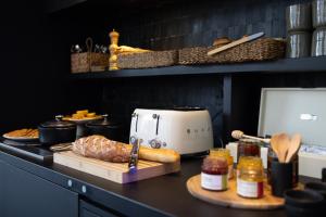 Hotels The Originals Boutique, Hotel Les Coulisses du Theatre, Saint-Quentin : photos des chambres