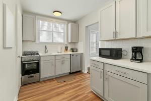 Spacious 2BR Close to it- Chic Apt in Skokie - Elm 3A