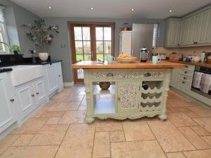 4 Bed in Dorchester 56025