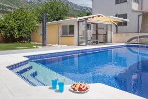 Holiday house with a swimming pool Kastel Gomilica, Kastela - 22042