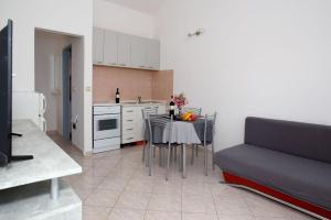 Apartments with parking spaces Nin, Zadar - 24385