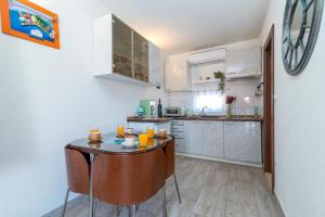 Apartments with parking spaces Zedno, Ciovo - 24516