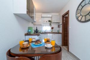 Apartments with parking space Zedno, Ciovo - 24516