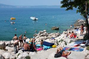 Apartments with parking space Novi Vinodolski - 24527