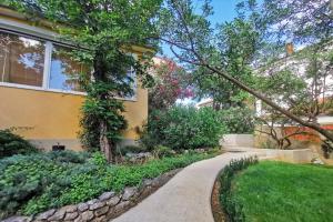 Apartments with parking space Novi Vinodolski - 24527