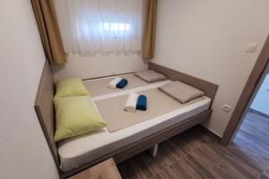 Apartments with parking space Novi Vinodolski - 24527