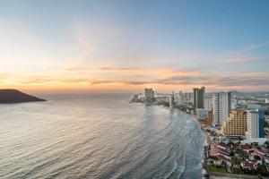 Beautiful View on the 23rd Floor Beach Front