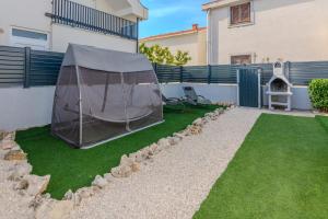 Apartments with parking space Vir - 21751