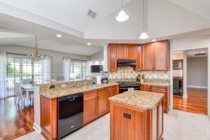 Luxury 4-BR-BBQ-waterview-screened lanai-wood floors 211
