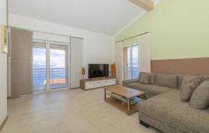 Amazing Apartment In Lukovo With Wifi 