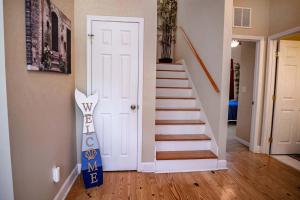 4-bdrm Pool House Paradise 1 block to beach with salt water pool and hot tub