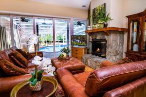 4-bdrm Pool House Paradise 1 block to beach with salt water pool and hot tub