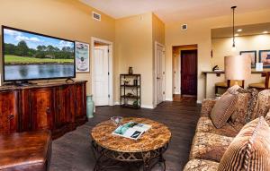 4304-1P Top floor 1 BR with private balcony