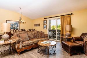 4304-1P Top floor 1 BR with private balcony