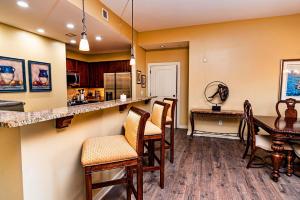 4304-1P Top floor 1 BR with private balcony