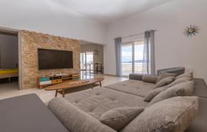 Lovely Apartment In Lukovo With Wifi