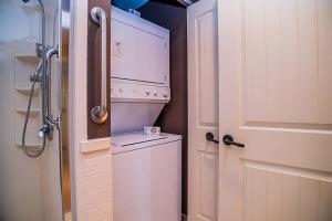 Poolside Condo w patio near hot tub 5112P1