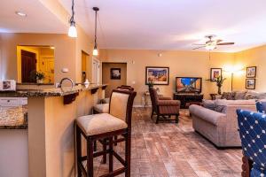 Peaceful 2 BR 2 BA ground floor w BBQ and fenced courtyard 6107-2