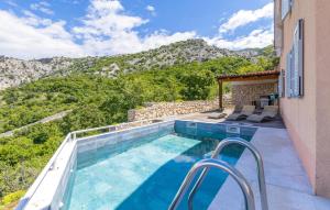 2 Bedroom Lovely Apartment In Lukovo