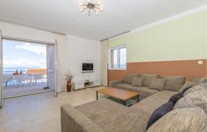 2 Bedroom Lovely Apartment In Lukovo 