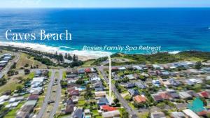 Rosies Family Spa Retreat - 300m to the sandy shores of Caves Beach