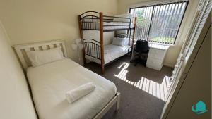 Rosies Family Spa Retreat - 300m to the sandy shores of Caves Beach