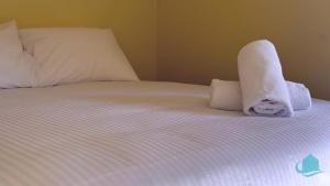 Rosies Family Spa Retreat - 300m to the sandy shores of Caves Beach