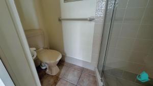 Rosies Family Spa Retreat - 300m to the sandy shores of Caves Beach