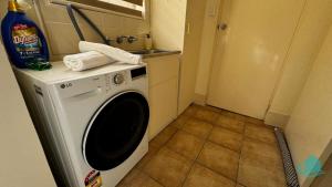 Rosies Family Spa Retreat - 300m to the sandy shores of Caves Beach