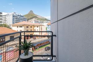 Seapoint Studio Apartment with View Of Lions Head.