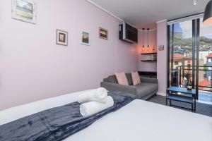 Seapoint Studio Apartment with View Of Lions Head.