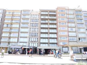 Apartment in Nieuwpoort with Sea Views