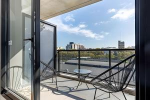 Estudio Luminoso con Coworking, Balcón y Piscina