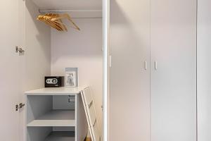 Estudio Luminoso con Coworking, Balcón y Piscina