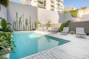 Estudio Luminoso con Coworking, Balcón y Piscina