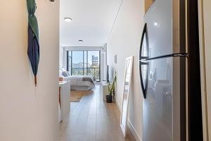 Estudio Luminoso con Coworking, Balcón y Piscina