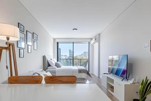 Estudio Luminoso con Coworking, Balcón y Piscina