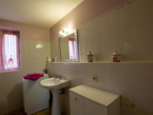 Maisons de vacances Maison Perigourdine avec jardin, a 5 km de Sarlat, 2 chambres, equipements bebe, animaux acceptes - FR-1-616-58 : photos des chambres